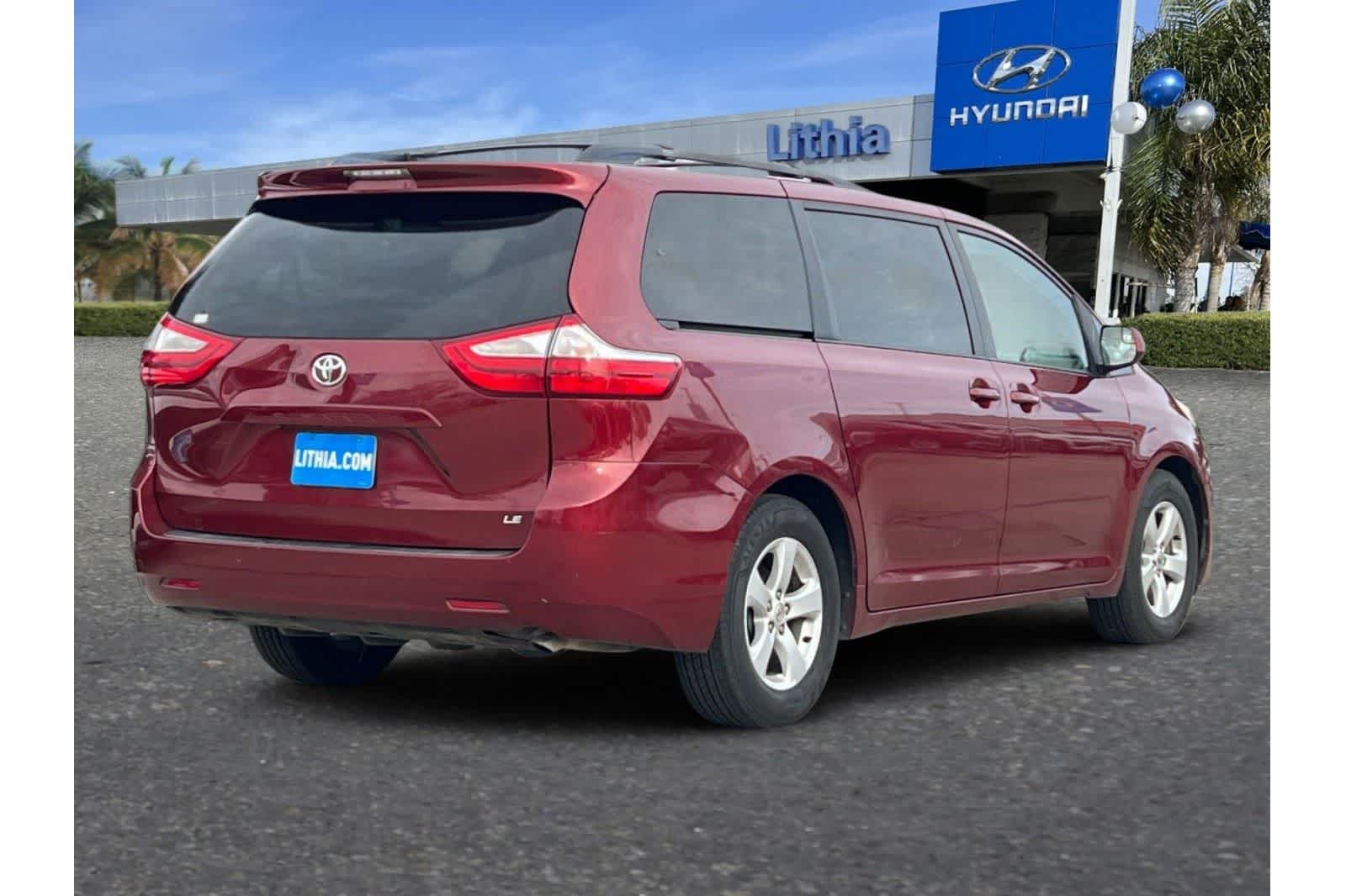 Thumbnail: 2017 Toyota Sienna - 4