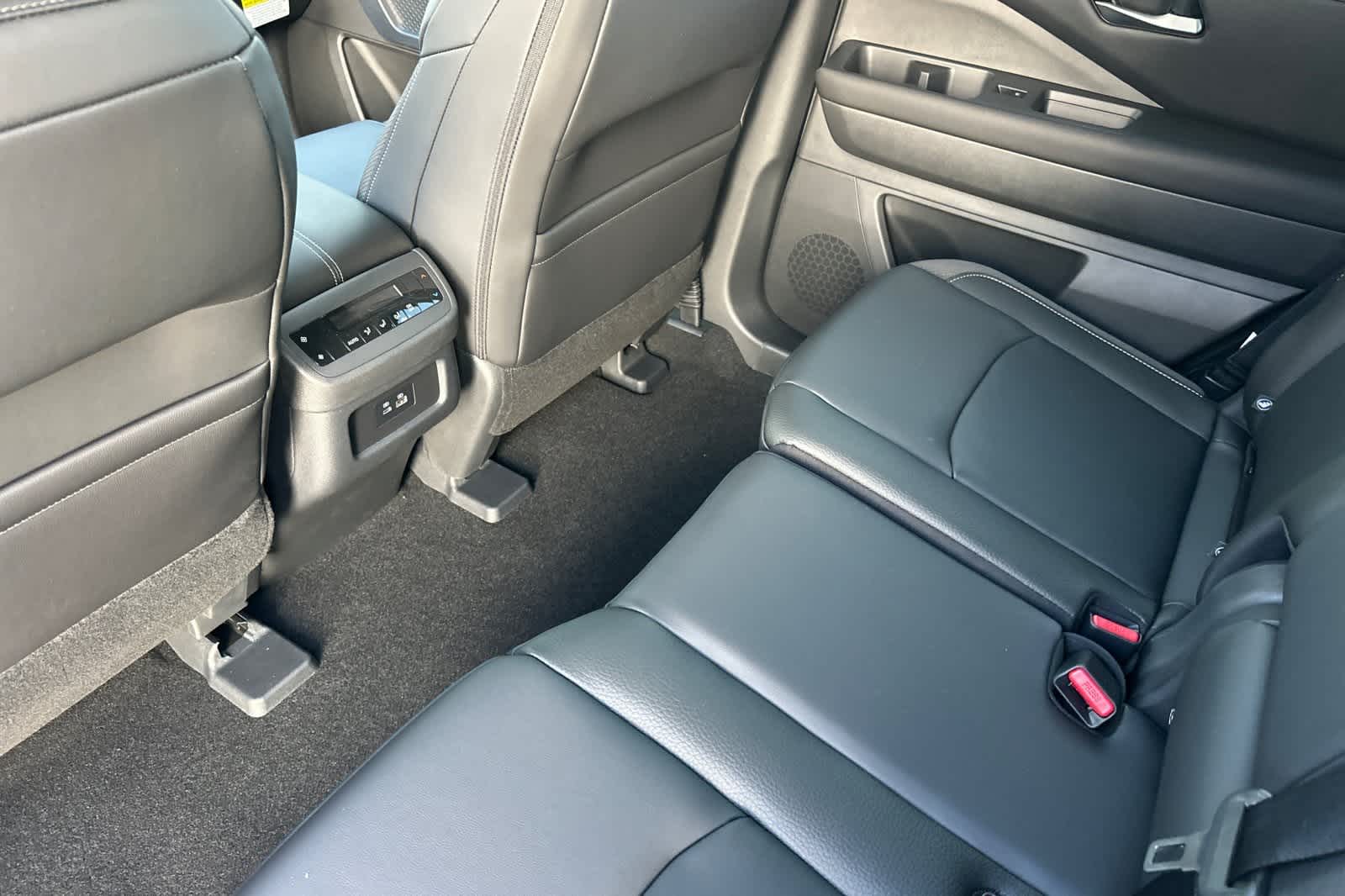 2025 Nissan Pathfinder SL 5