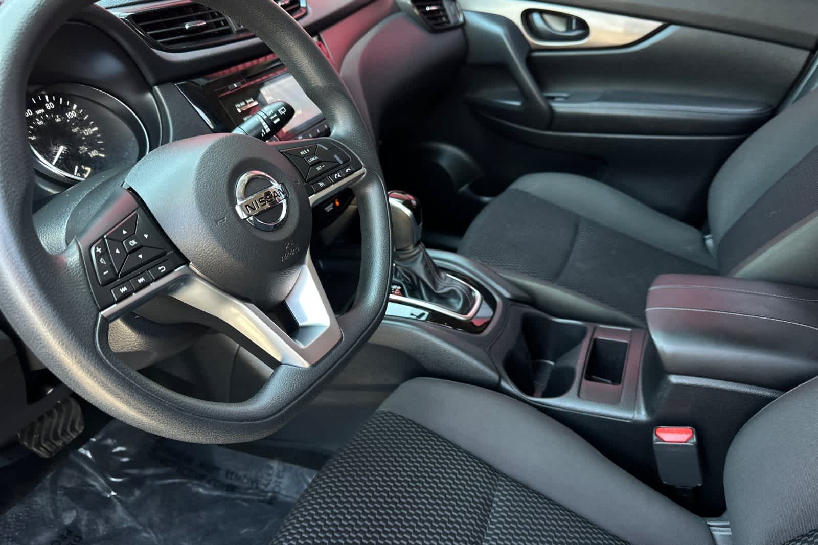 Thumbnail: 2017 Nissan Rogue Sport - 14