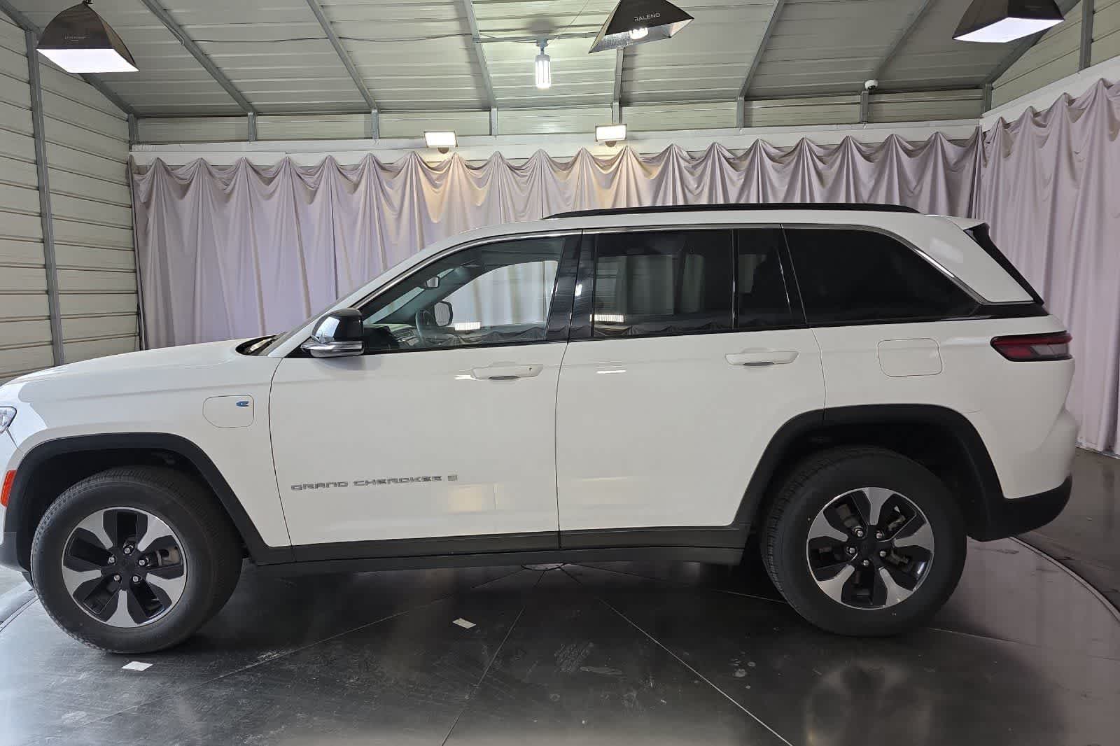 Thumbnail: 2024 Jeep Grand Cherokee - 6