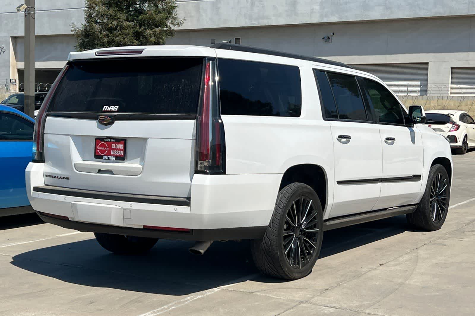 Thumbnail: 2016 Cadillac Escalade - 3