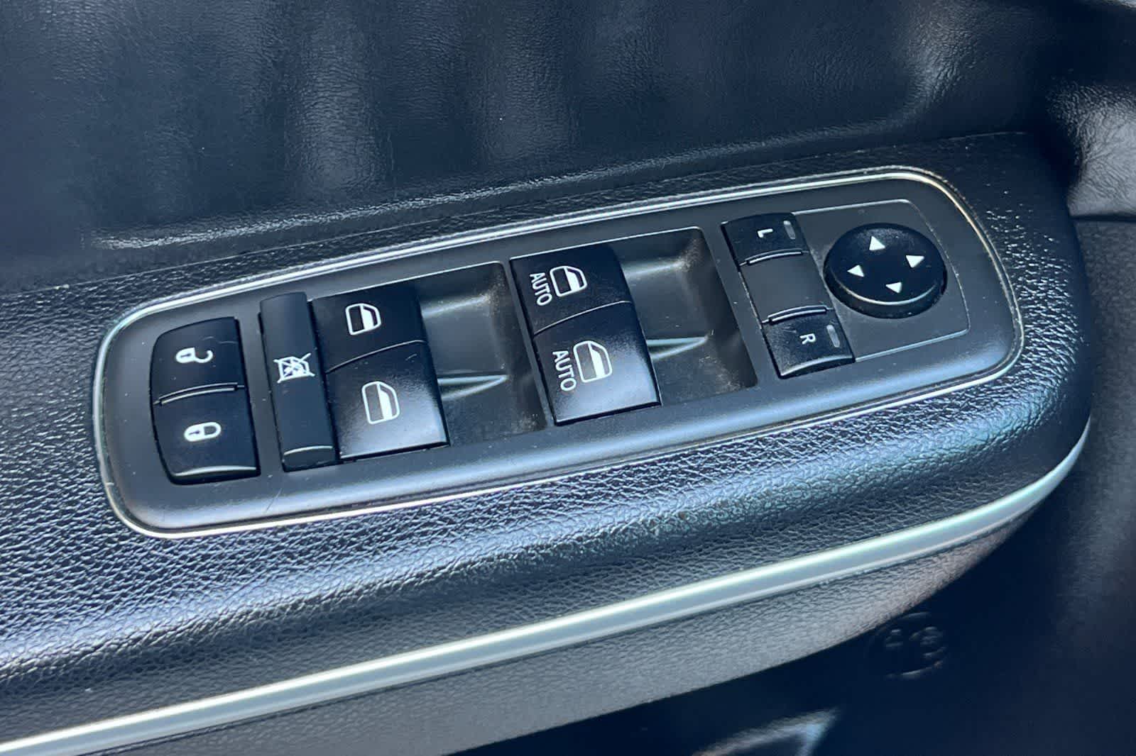 Thumbnail: 2019 Chrysler 300 - 14