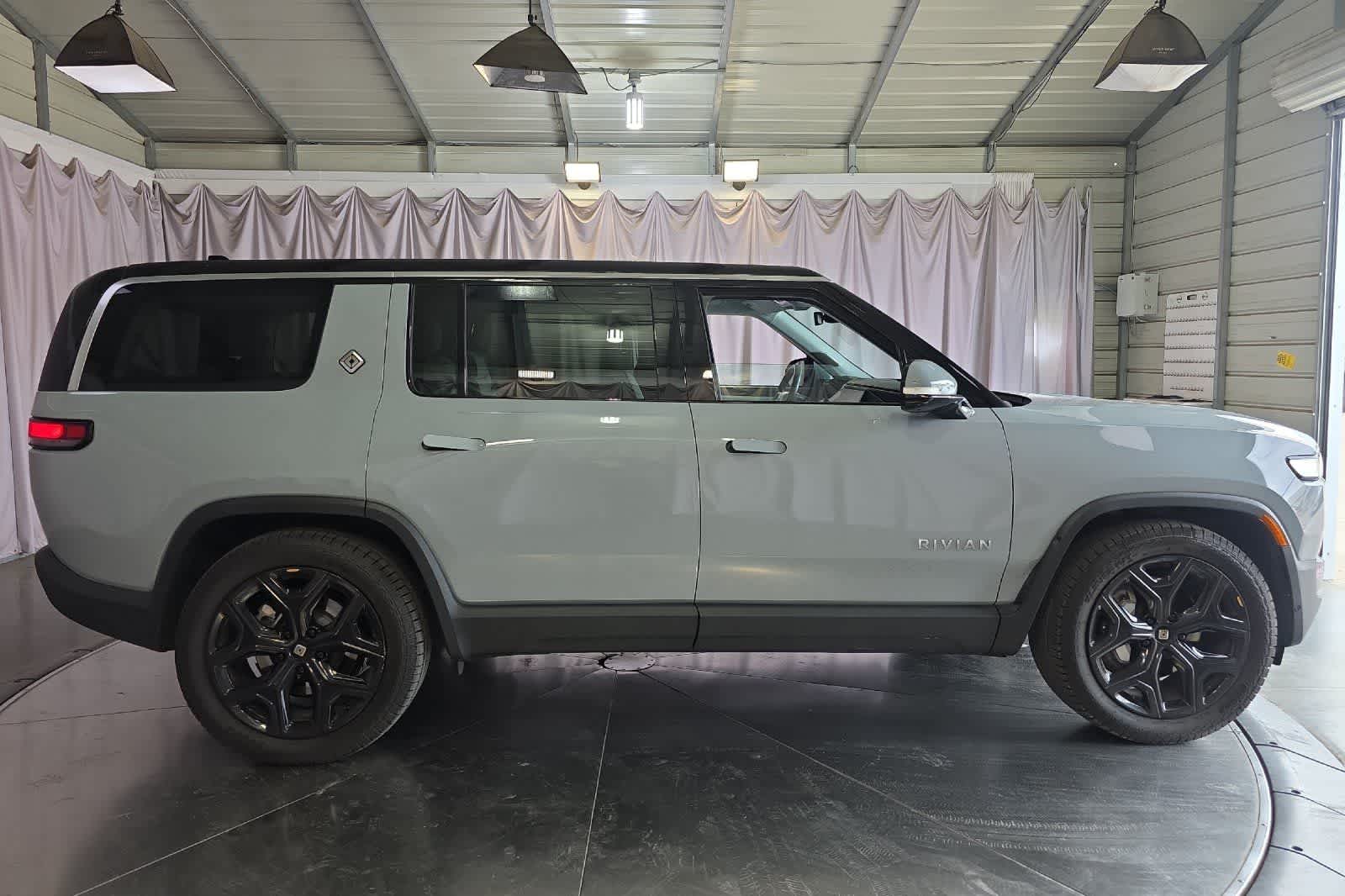 Thumbnail: 2023 Rivian R1S - 9