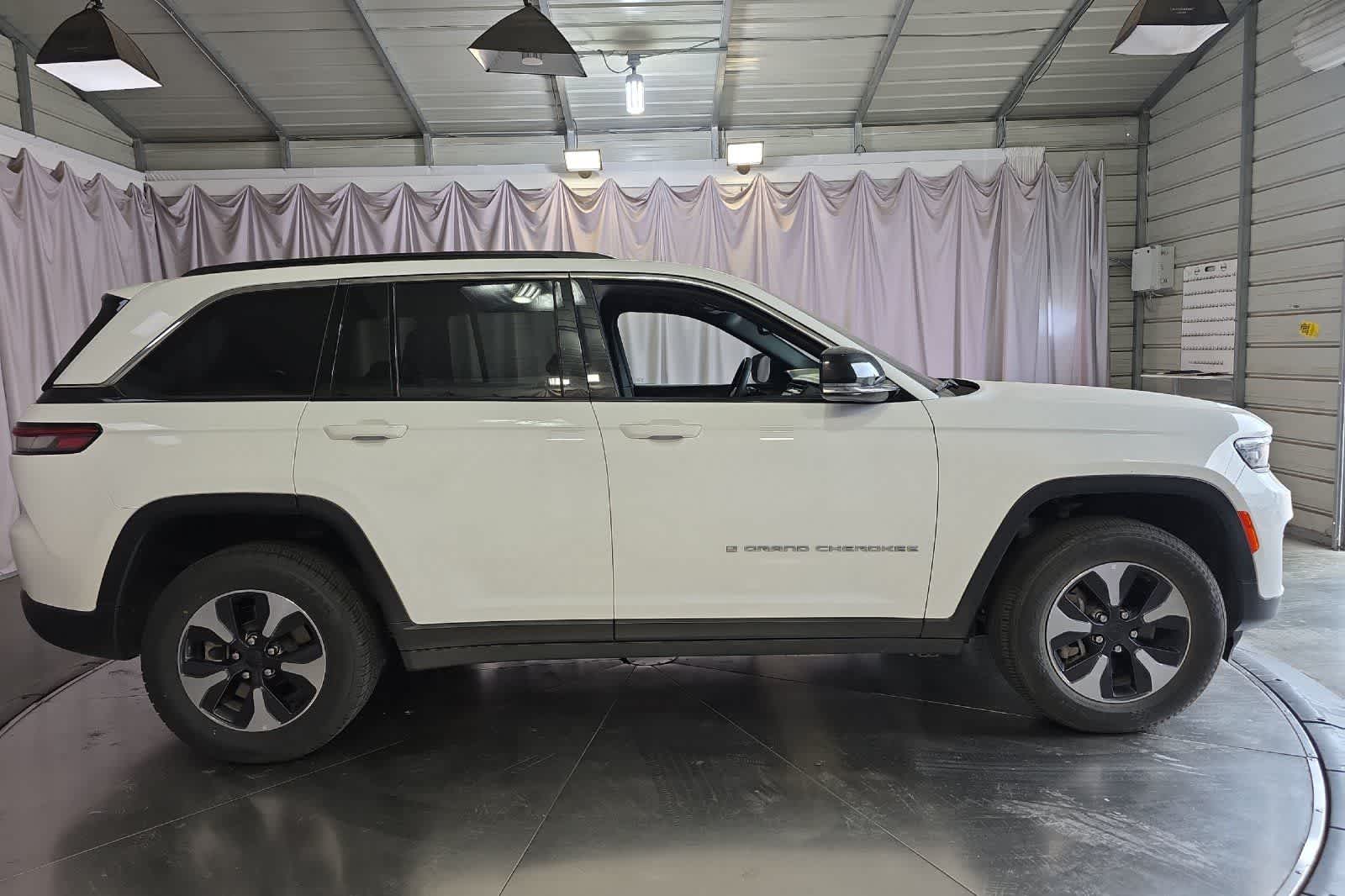 Thumbnail: 2024 Jeep Grand Cherokee - 9