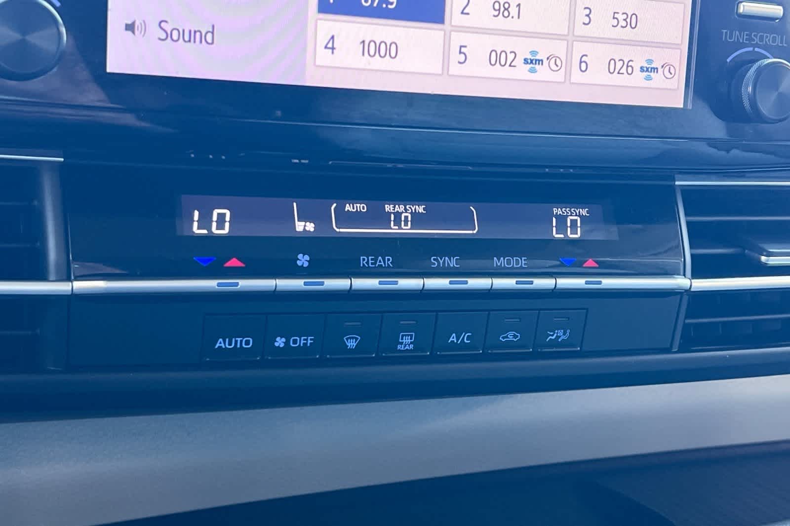 Thumbnail: 2021 Toyota Sienna - 24