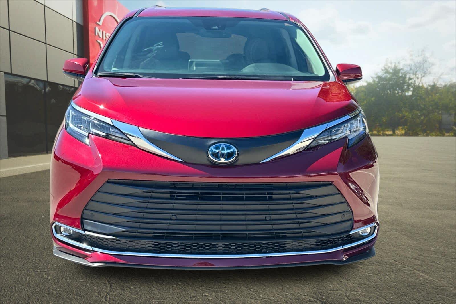 Thumbnail: 2023 Toyota Sienna - 11