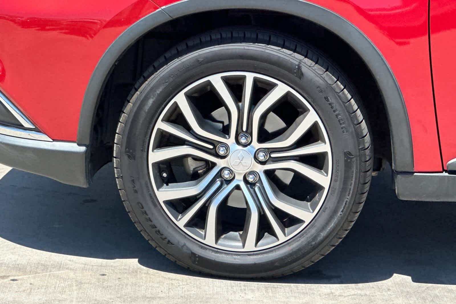 Thumbnail: 2017 Mitsubishi Outlander - 12