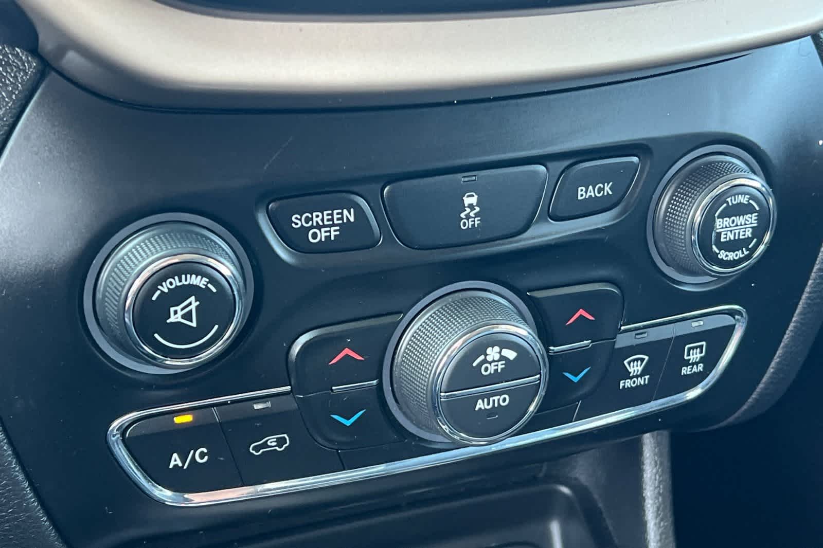 Thumbnail: 2018 Jeep Cherokee - 21