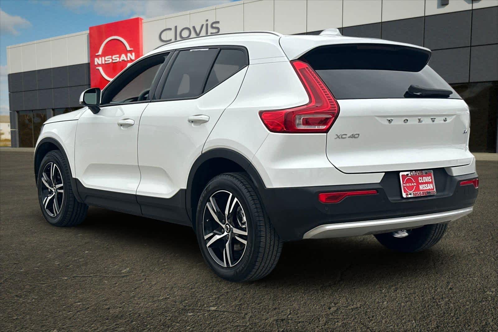 Thumbnail: 2023 Volvo XC40 - 7