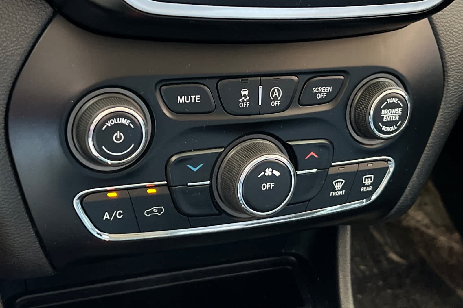 Thumbnail: 2019 Jeep Cherokee - 23