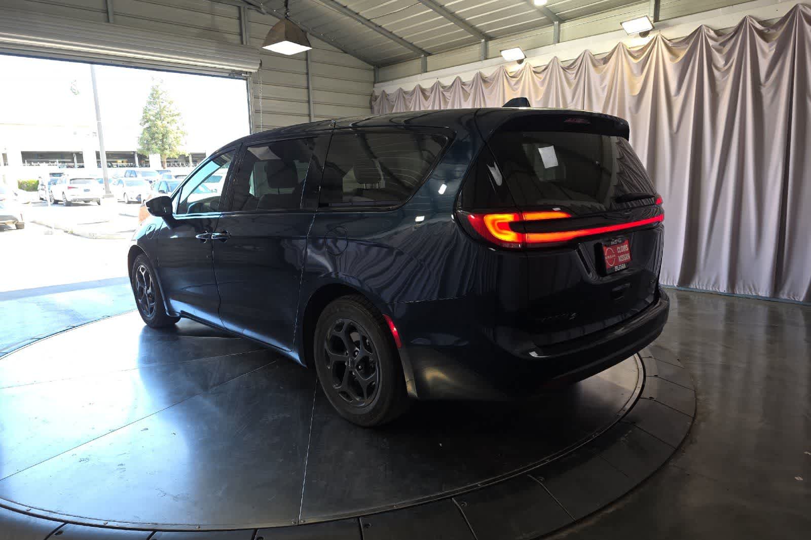 Thumbnail: 2022 Chrysler Pacifica - 7