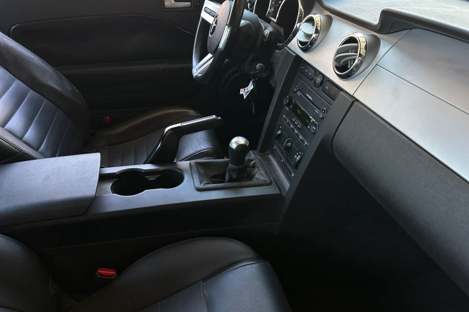 2006 Ford Mustang  17