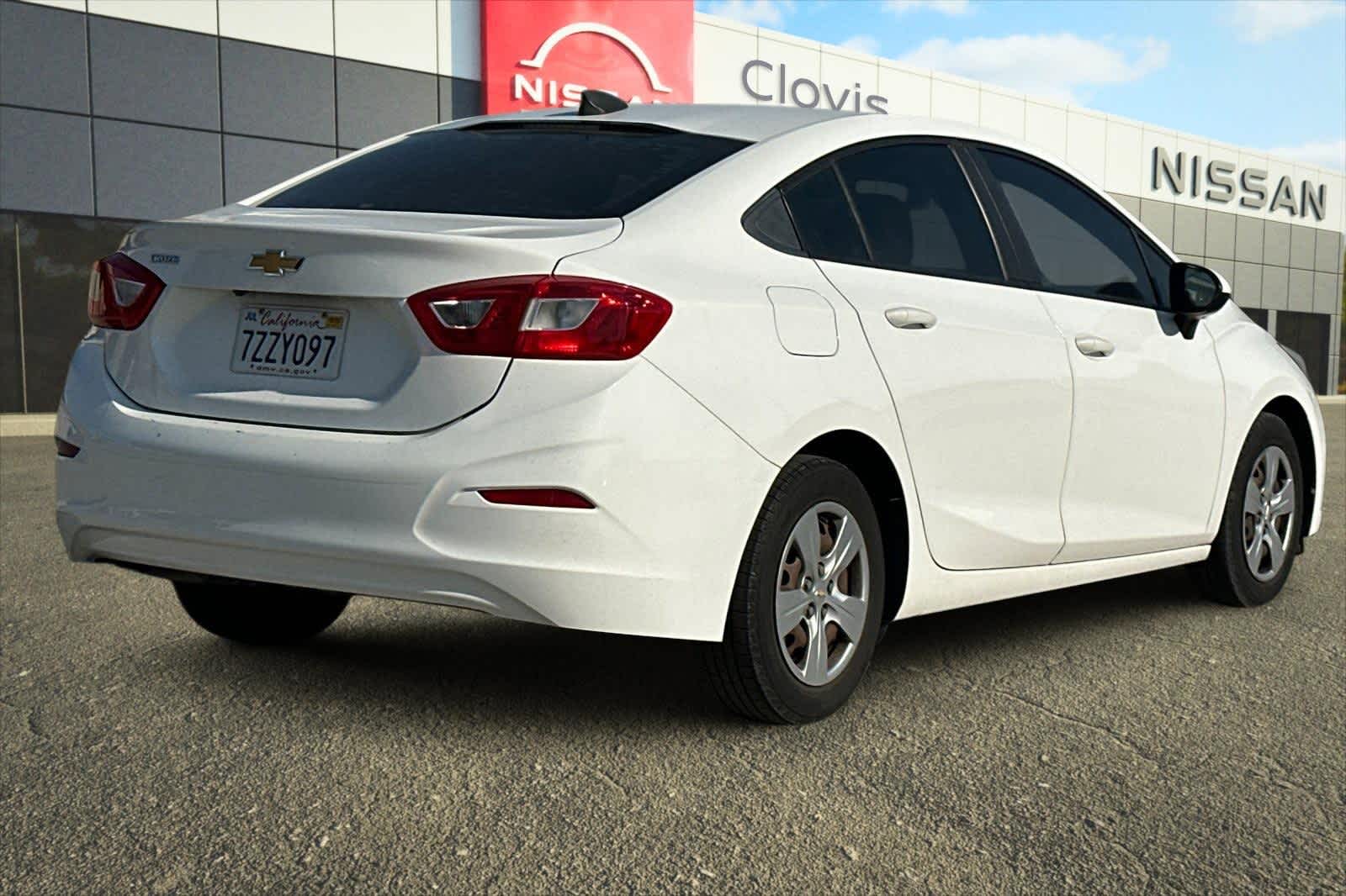 Thumbnail: 2017 Chevrolet Cruze - 3