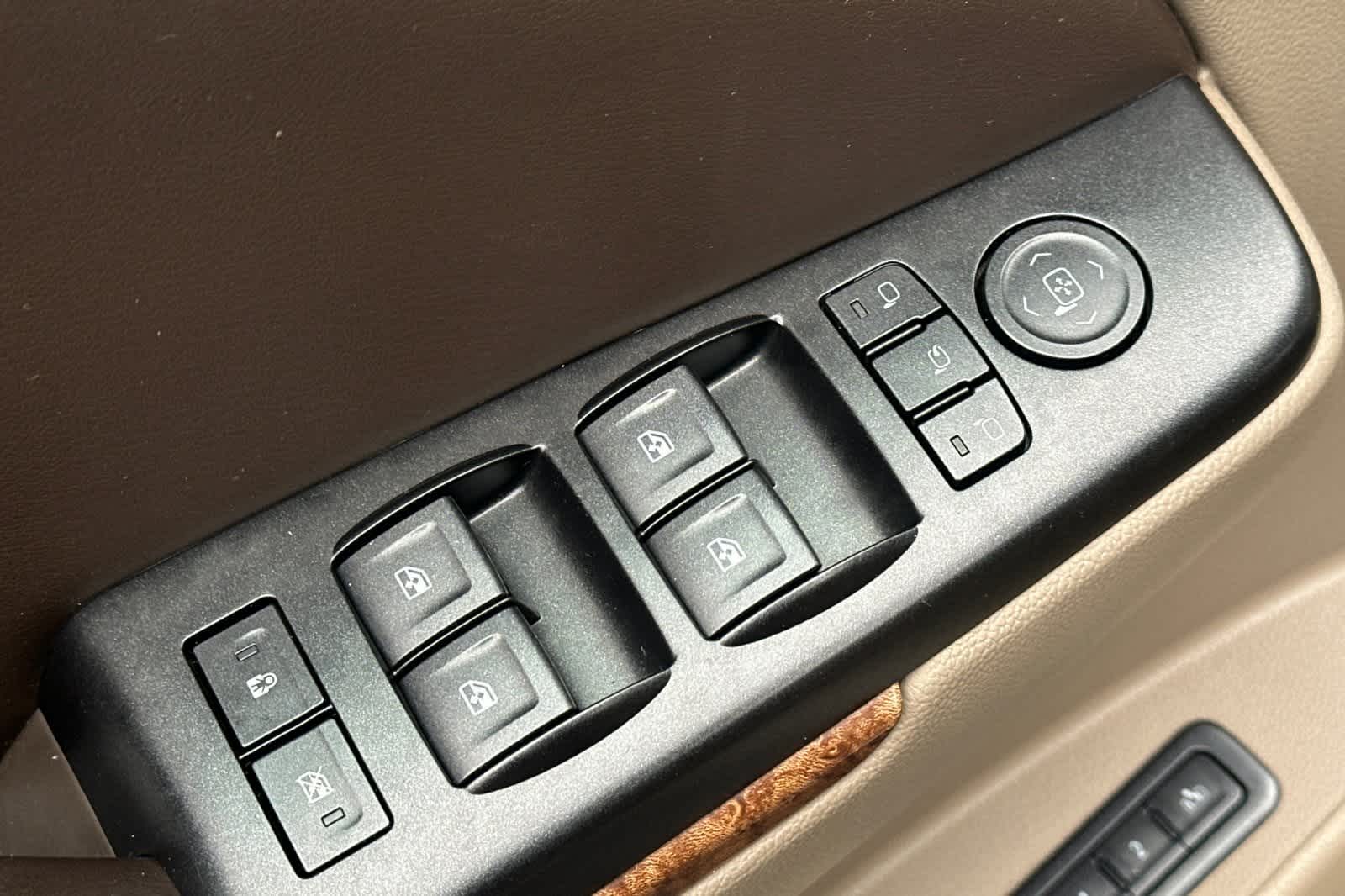 Thumbnail: 2016 Chevrolet Suburban - 14