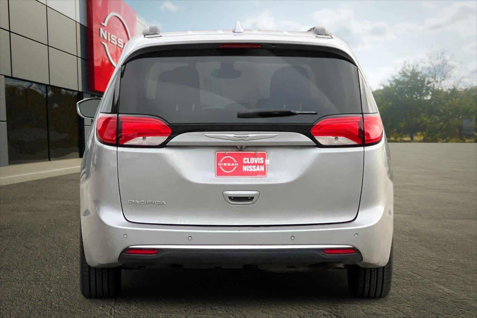 Thumbnail: 2017 Chrysler Pacifica - 8