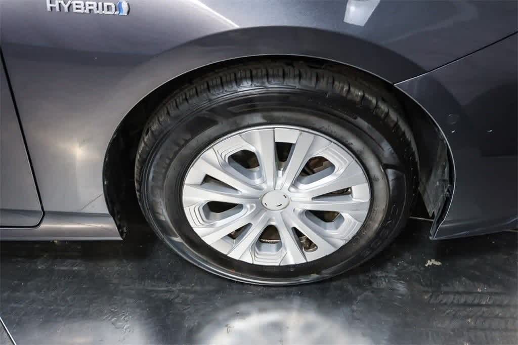 2022 Toyota Prius L Eco 8