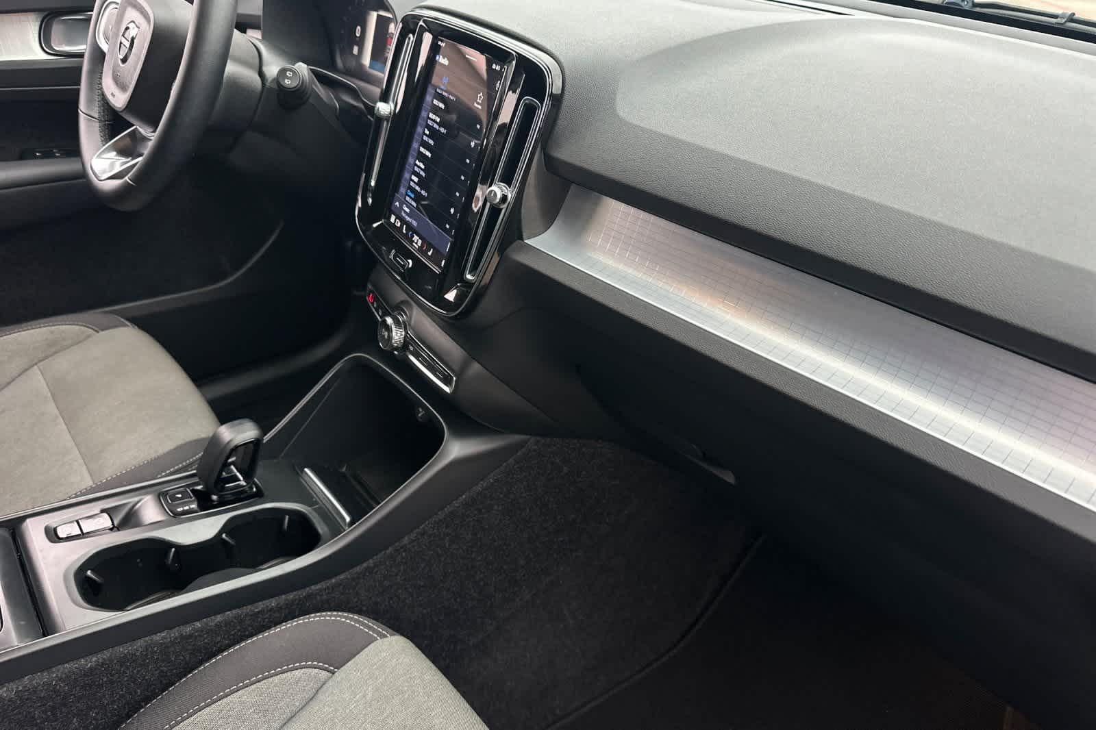 Thumbnail: 2023 Volvo XC40 - 19