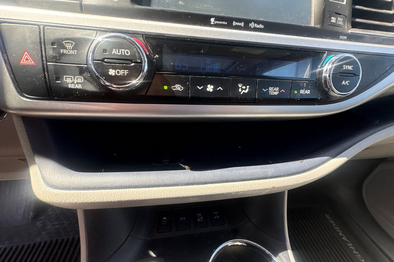 Thumbnail: 2019 Toyota Highlander - 21
