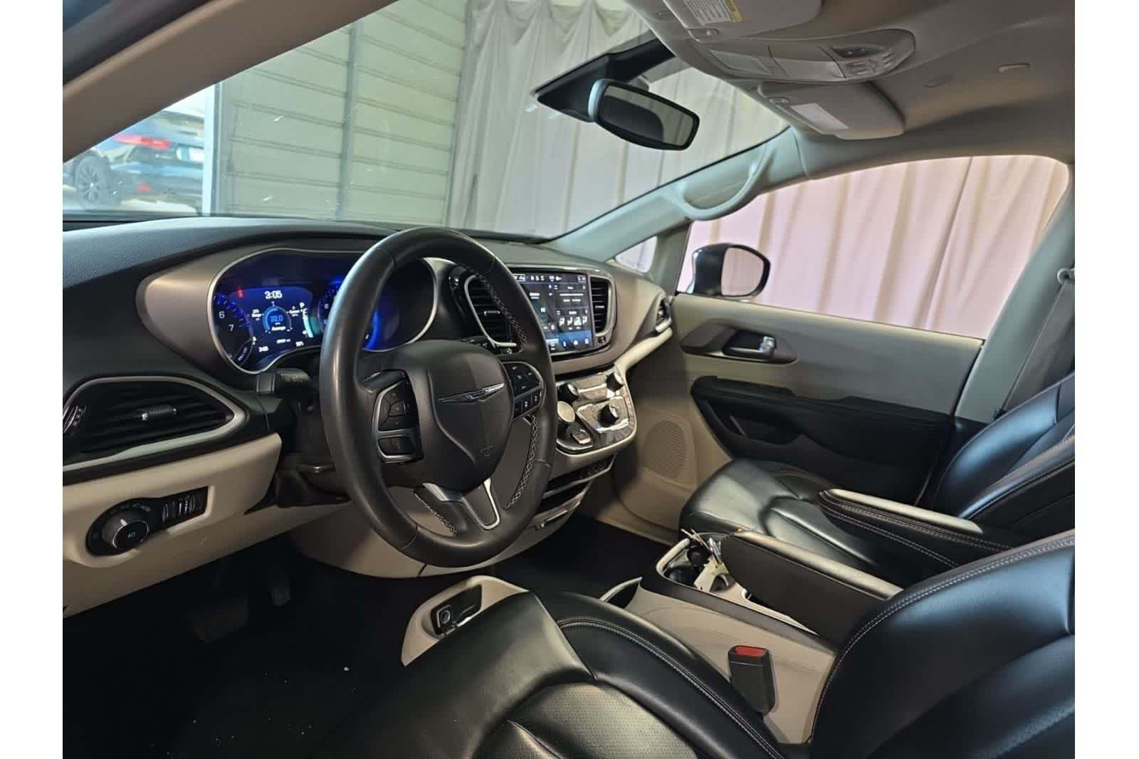 Thumbnail: 2023 Chrysler Pacifica - 18