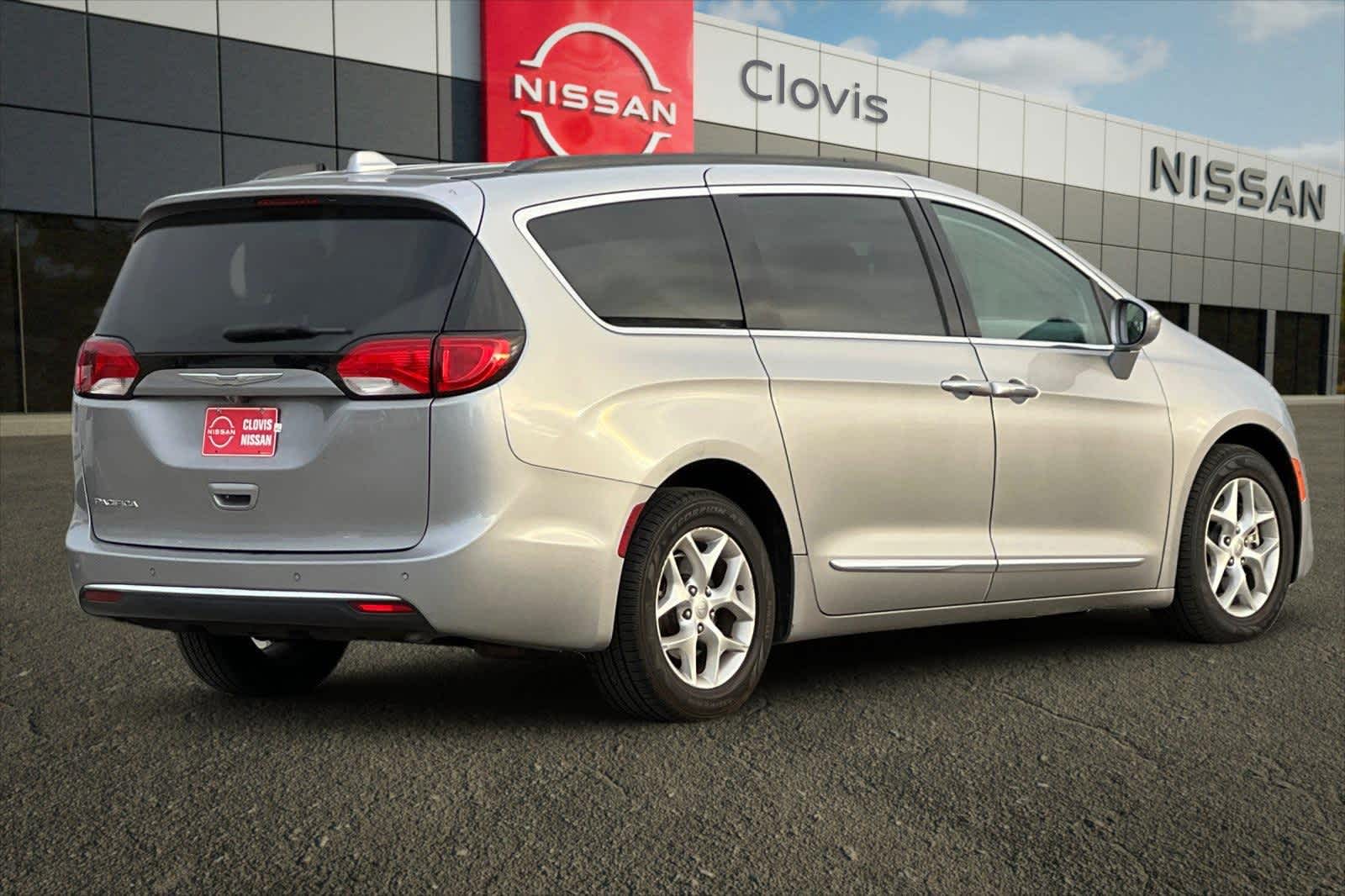 Thumbnail: 2017 Chrysler Pacifica - 3