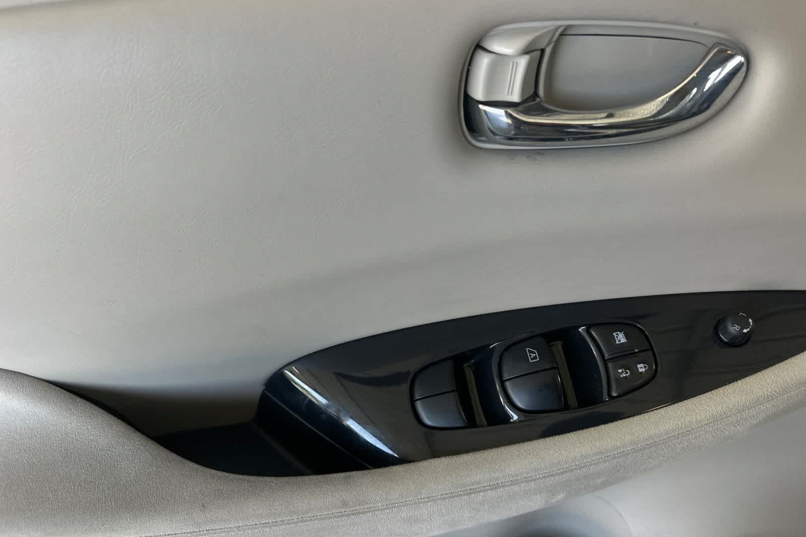 Thumbnail: 2011 Nissan Leaf - 15