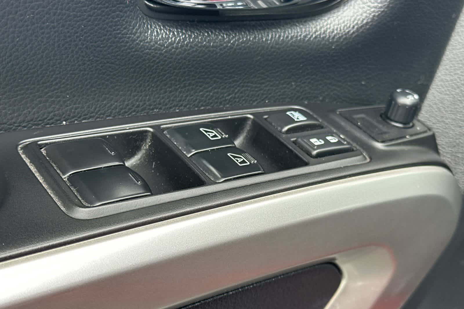 2017 Nissan Titan SL 16