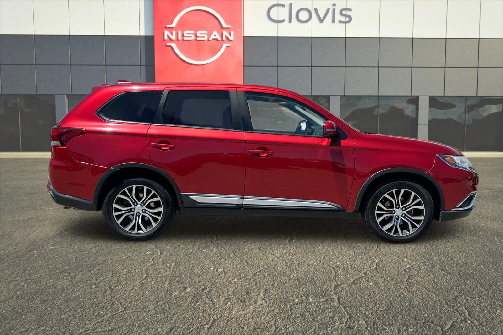 Thumbnail: 2017 Mitsubishi Outlander - 9