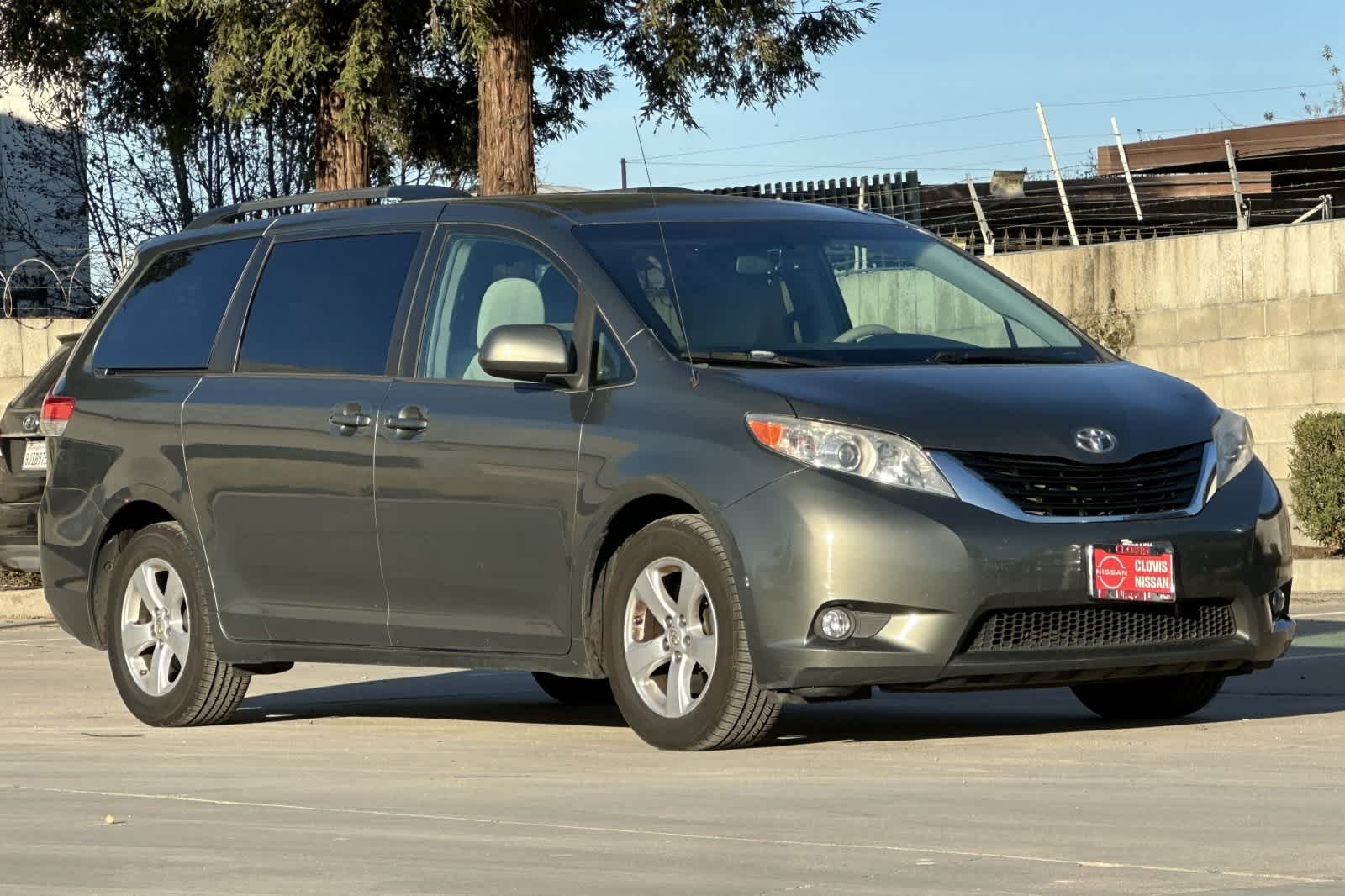 Thumbnail: 2014 Toyota Sienna - 10