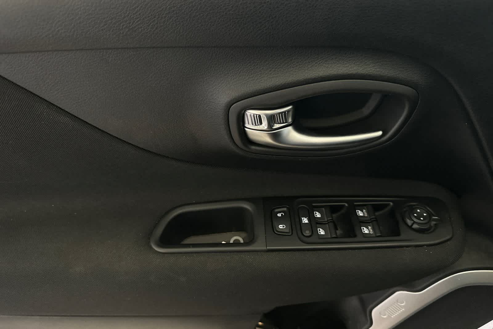 Thumbnail: 2021 Jeep Renegade - 15