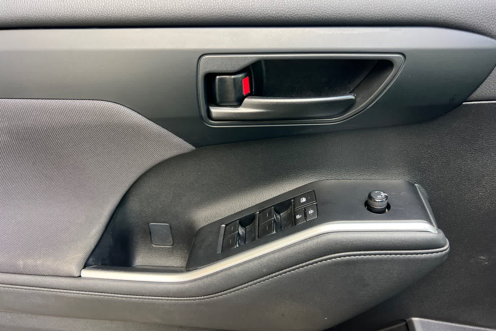 Thumbnail: 2023 Toyota Highlander - 13