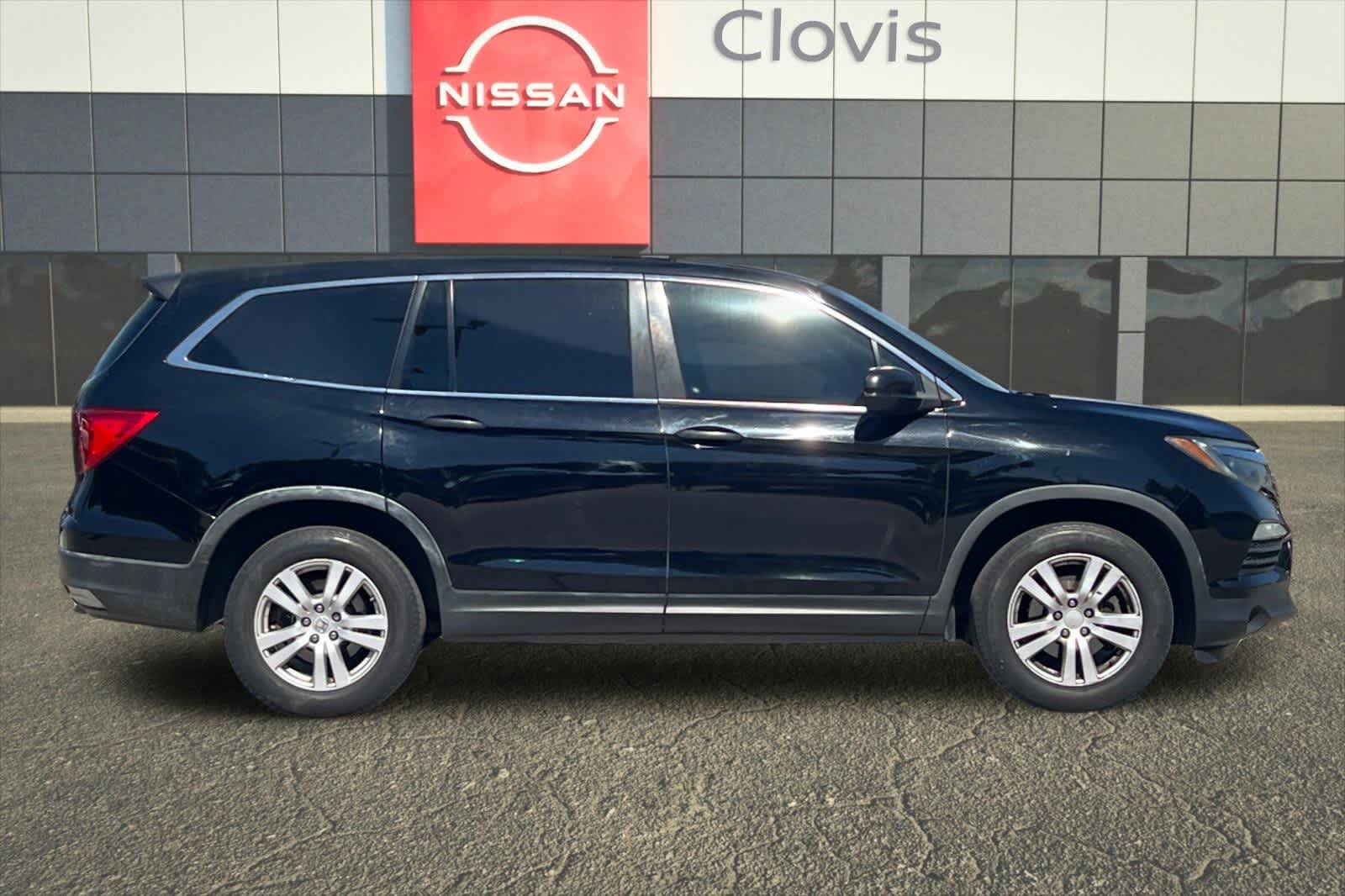 Thumbnail: 2017 Honda Pilot - 9