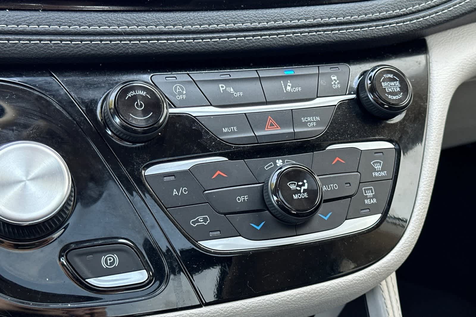 Thumbnail: 2023 Chrysler Pacifica - 23