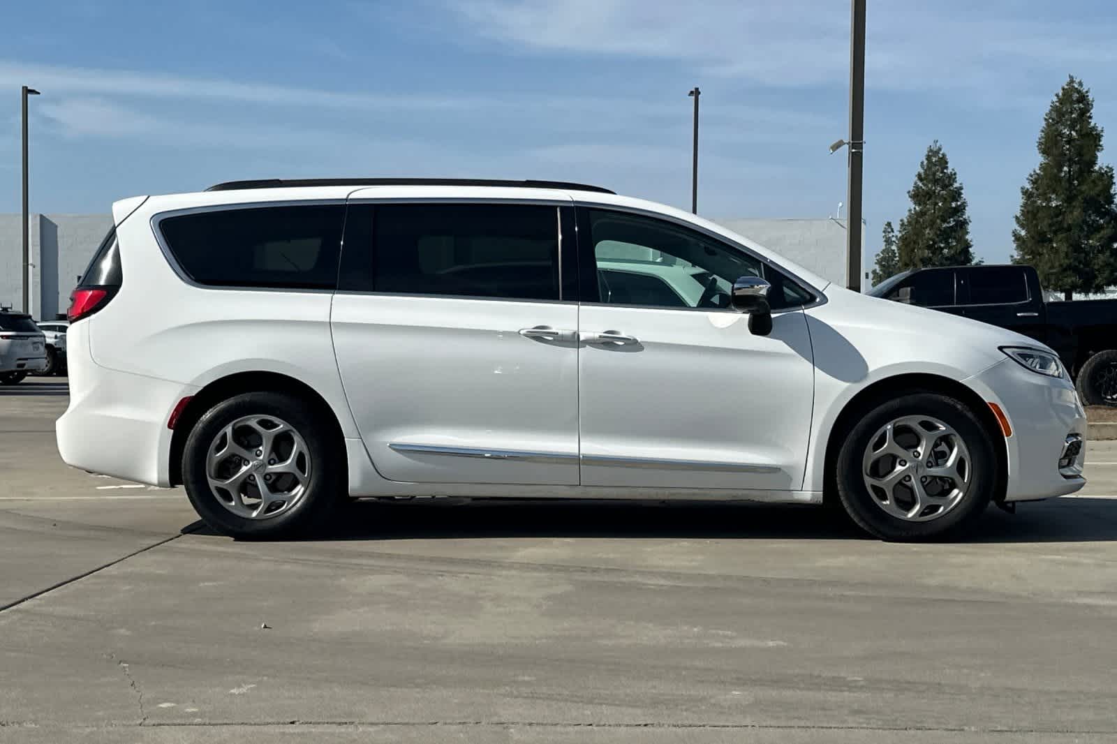 Thumbnail: 2023 Chrysler Pacifica - 9