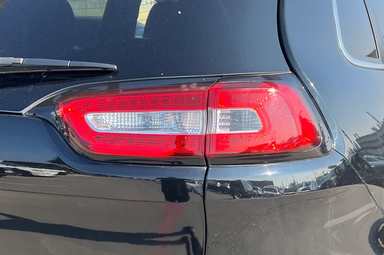 Thumbnail: 2018 Jeep Cherokee - 15