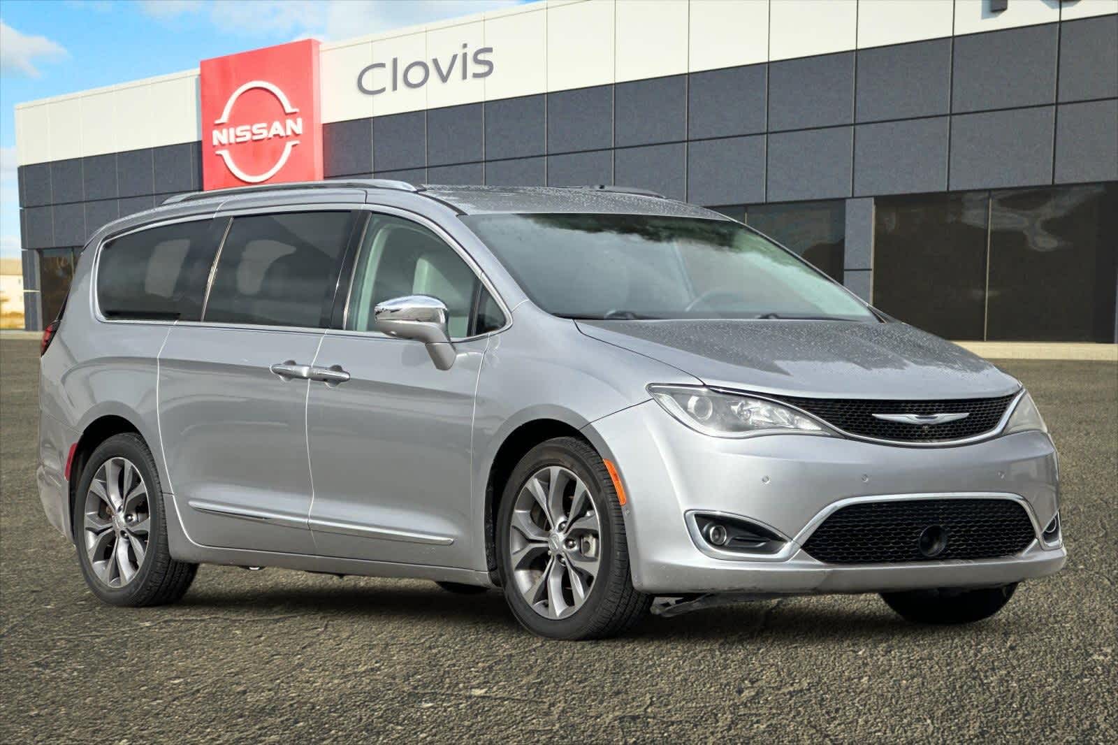 Thumbnail: 2017 Chrysler Pacifica - 10