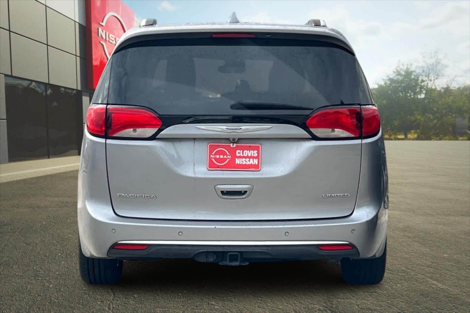Thumbnail: 2017 Chrysler Pacifica - 8