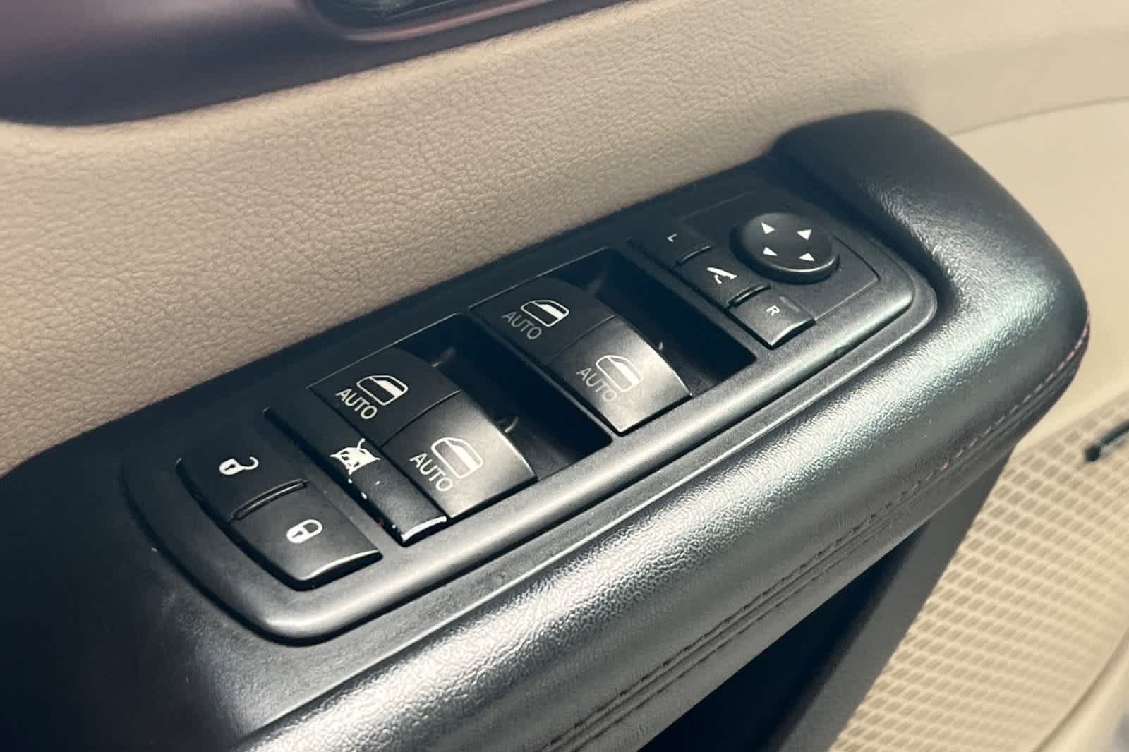 Thumbnail: 2017 Chrysler Pacifica - 16