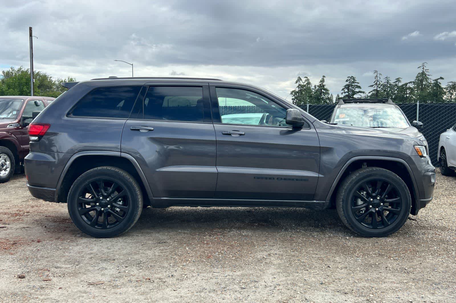 Thumbnail: 2018 Jeep Grand Cherokee - 9