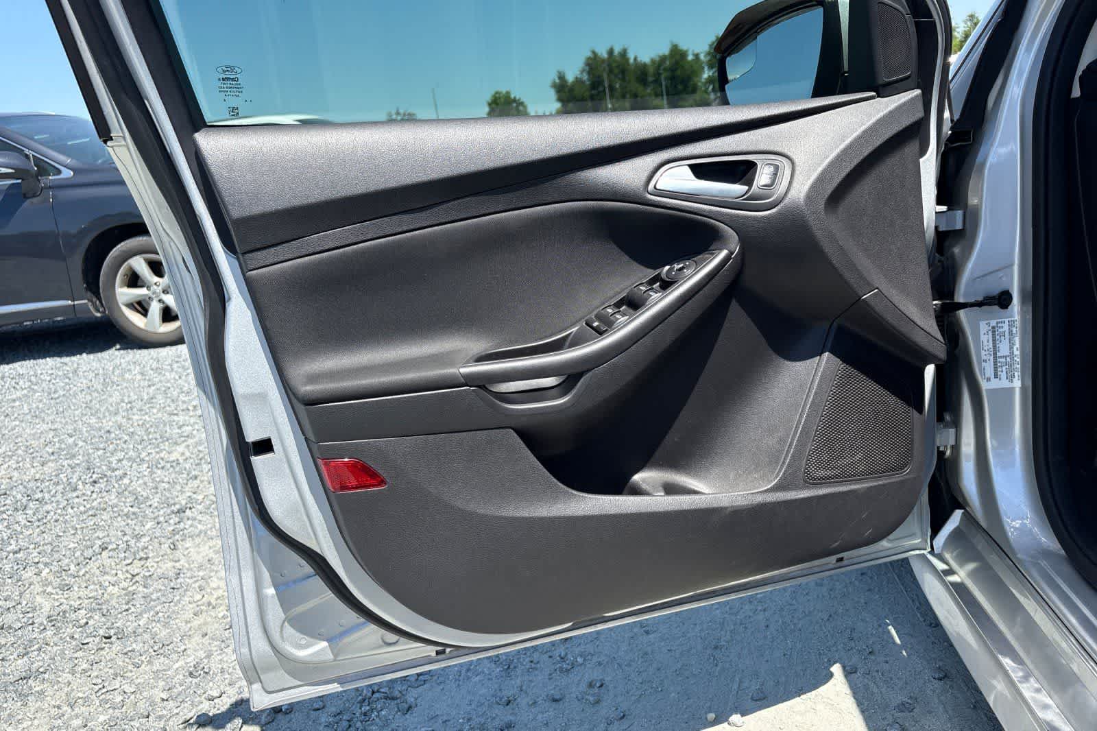Thumbnail: 2015 Ford Focus - 15