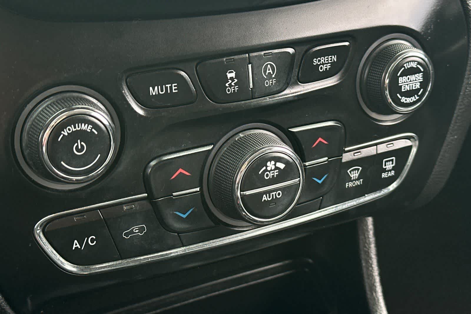 Thumbnail: 2019 Jeep Cherokee - 25