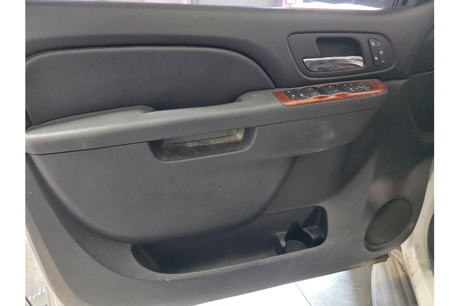 Thumbnail: 2010 Chevrolet Tahoe - 18