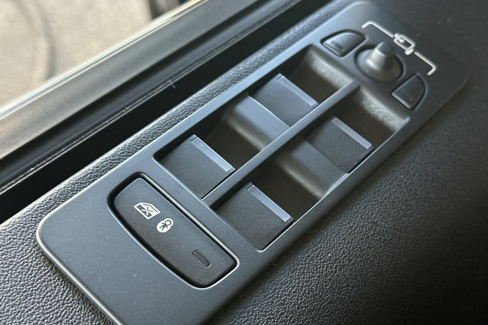 Thumbnail: 2020 Land Rover Discovery Sport - 16
