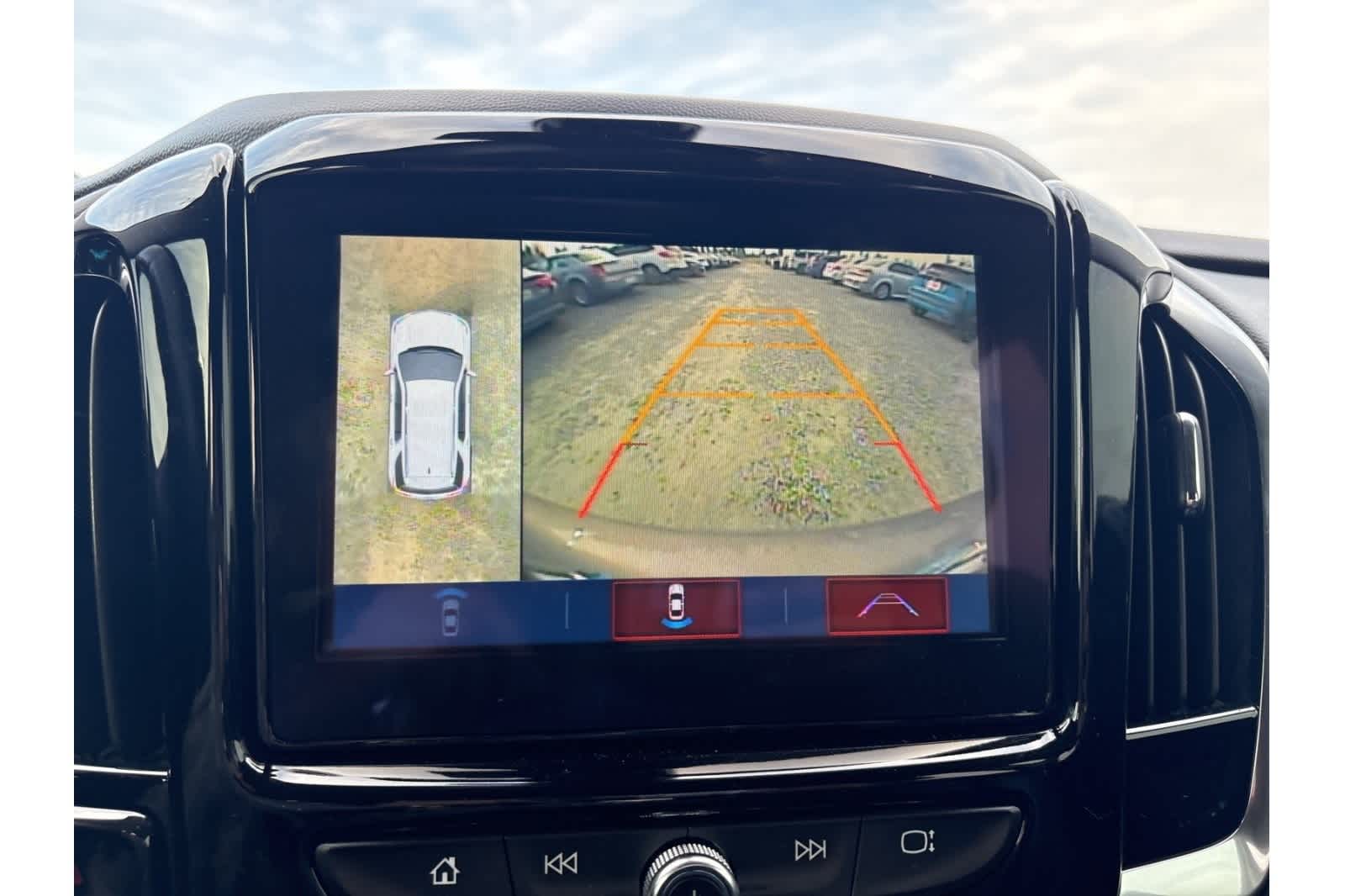 Thumbnail: 2019 Chevrolet Traverse - 17