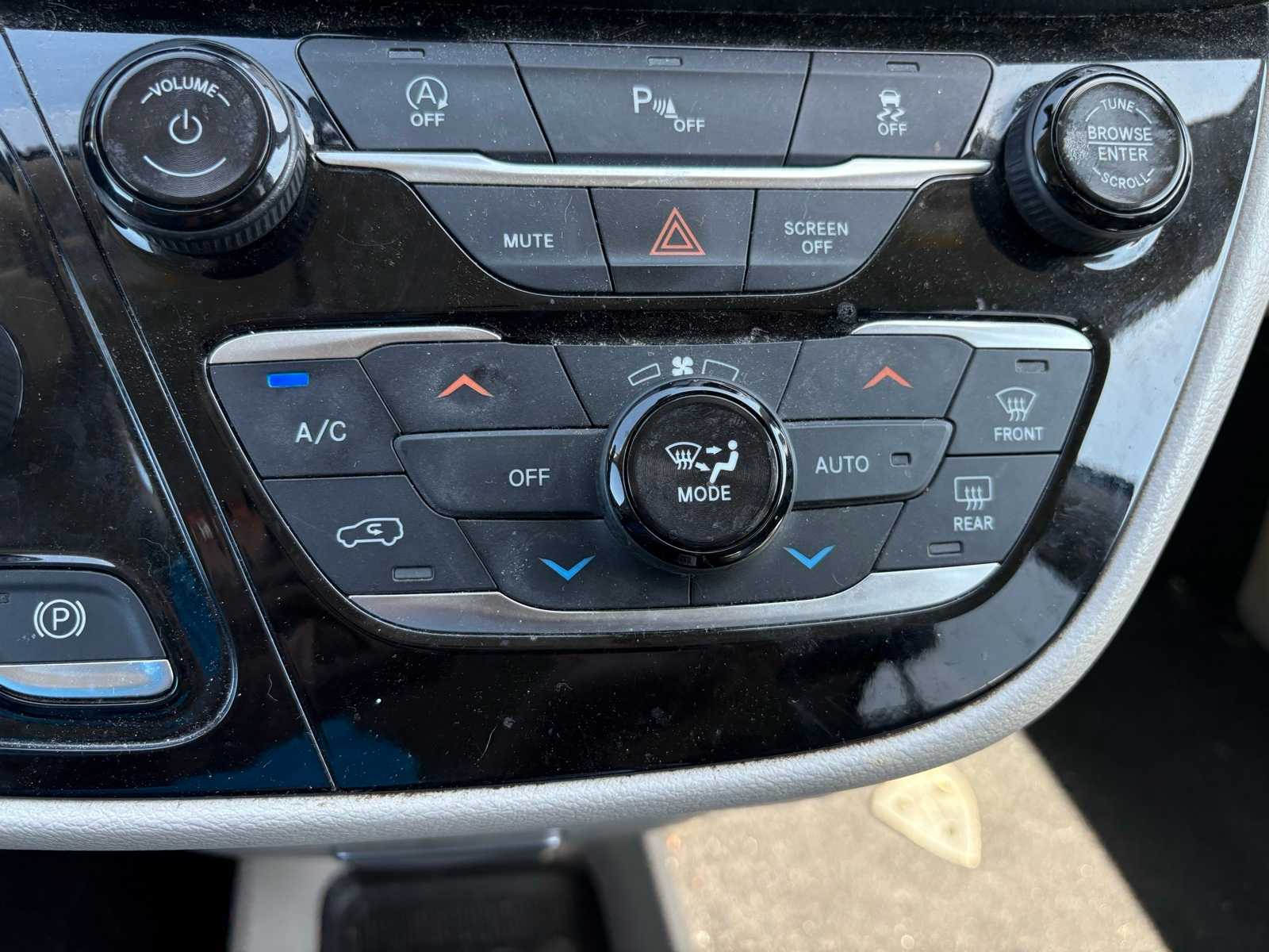 Thumbnail: 2019 Chrysler Pacifica - 17
