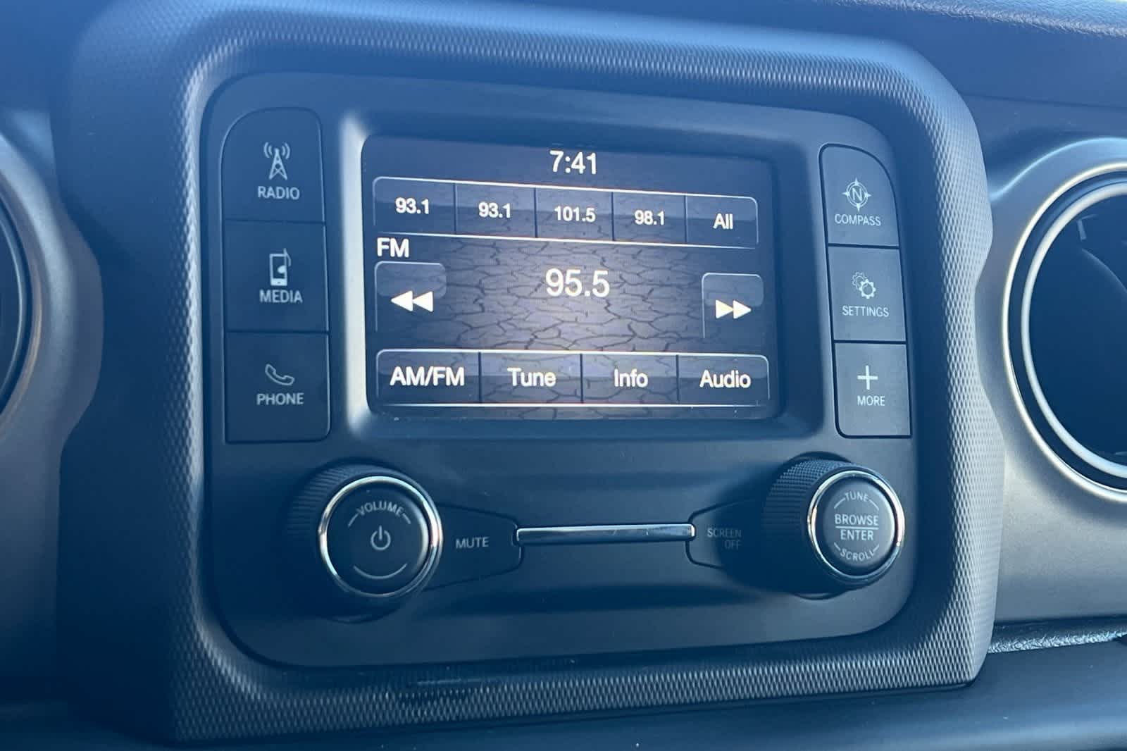 Thumbnail: 2019 Jeep Wrangler - 19