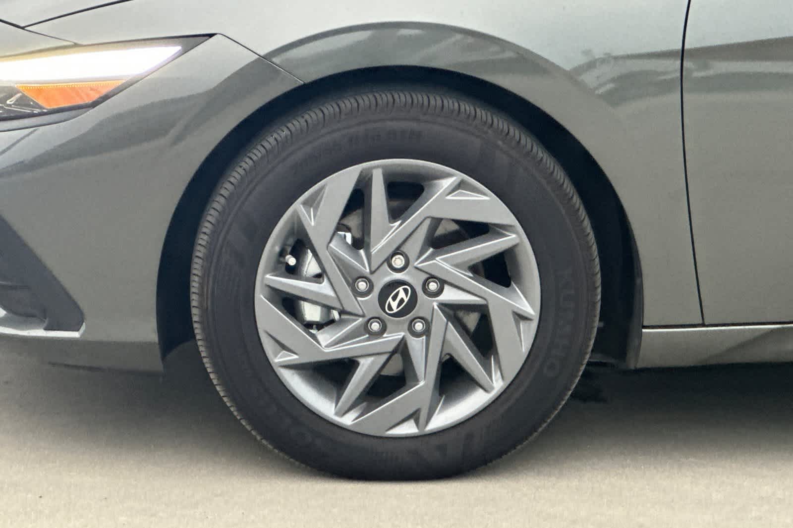 Thumbnail: 2024 Hyundai Elantra - 32