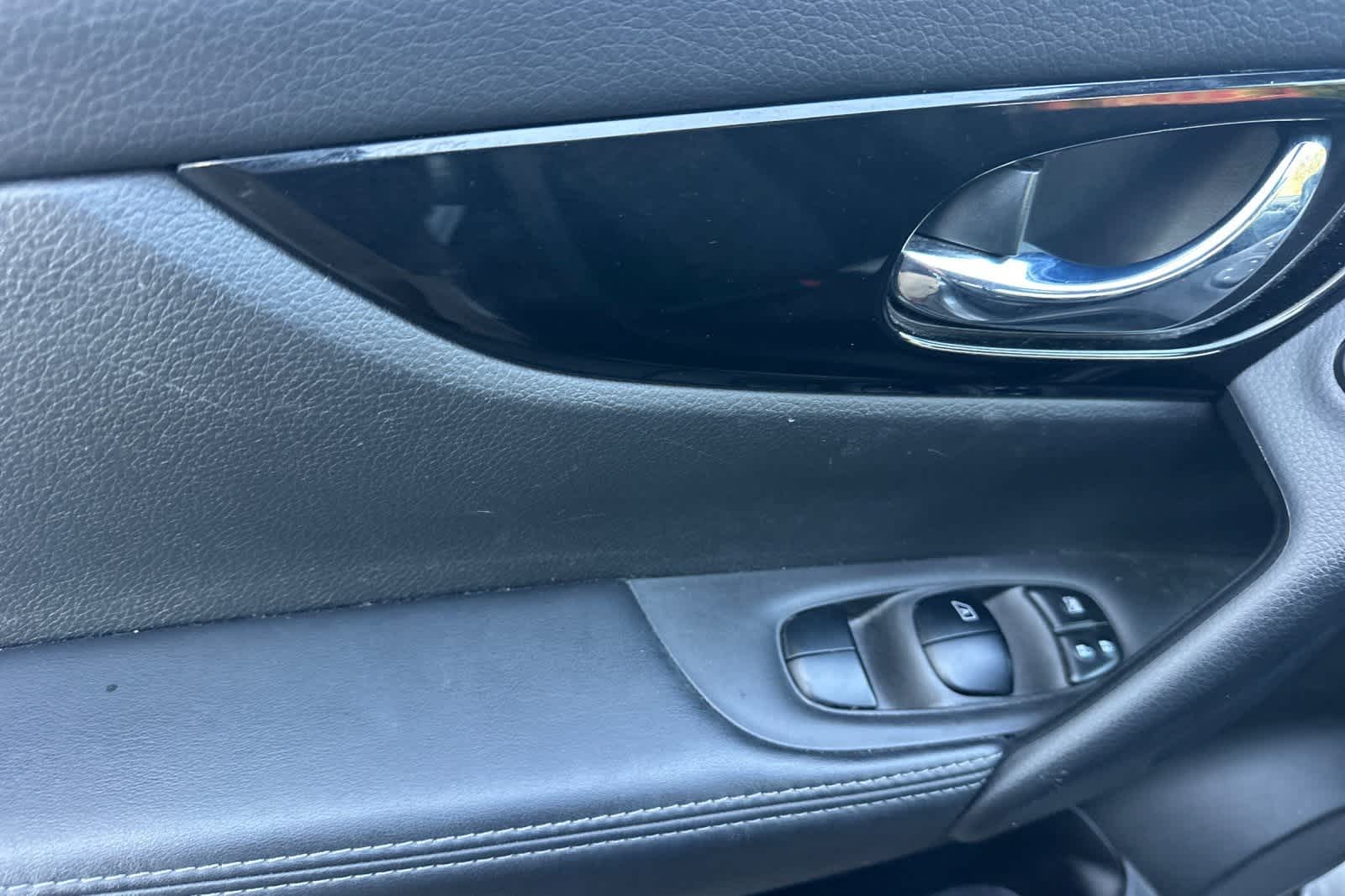 Thumbnail: 2021 Nissan Rogue Sport - 15