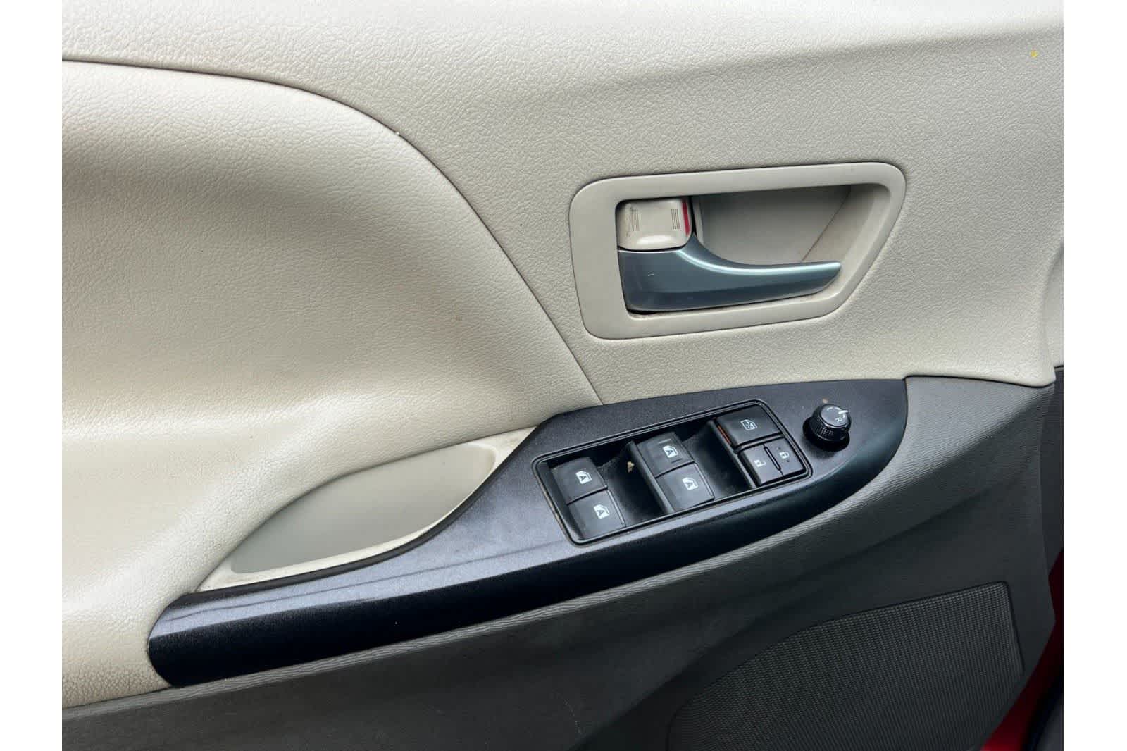 Thumbnail: 2017 Toyota Sienna - 14