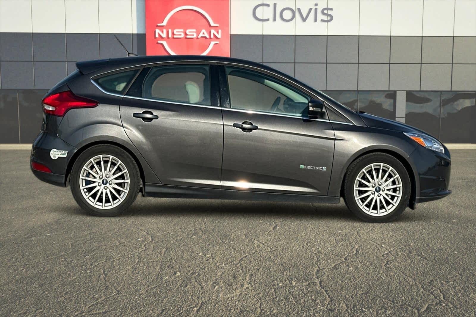 Thumbnail: 2015 Ford Focus - 9