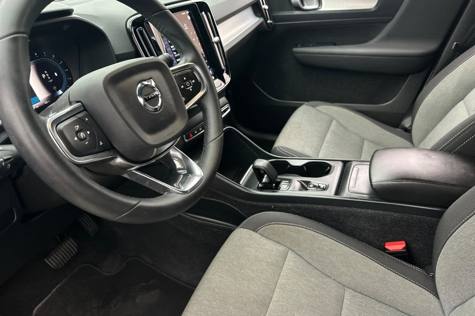 Thumbnail: 2023 Volvo XC40 - 12